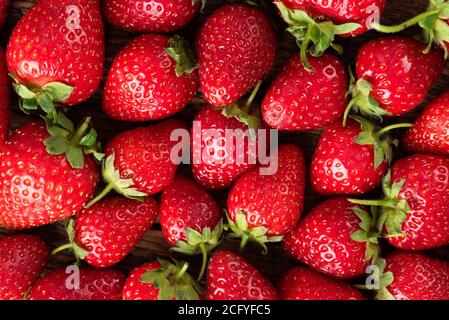 Erdbeeren als Hintergrund. Gruppe von frischen Bio-Erdbeeren Stockfoto