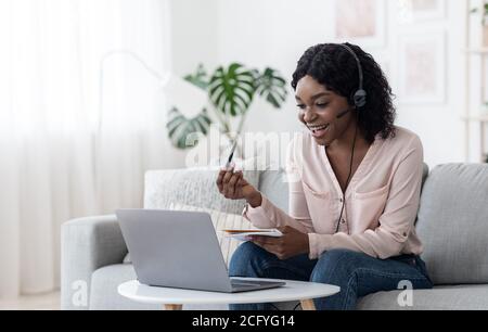 Fröhliche Schwarze Weibliche Online-Tutor Erklärt Thema Student Via Videoanruf Stockfoto