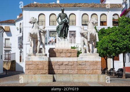 Cordoba - Plaza del Conde de Priego mit dem Denkmal für Manolete auf von den Bildhauern Luis Moya und Manuel Alvarez Laviada (1956). Stockfoto