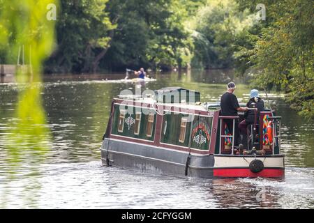 Stourport-on-Severn, Großbritannien. September 2020. UK Wetter: An einem schönen sonnigen und warmen Septembermorgen sind die Leute von Worcestershire unterwegs und genießen die freie Natur. Ein Seniorenpaar navigiert mit ihrem Schmalboot entlang des malerischen Flusses Severn, nachdem es sich gerade durch die Schleusentore des Stourport Basin gearbeitet hat. Kredit: Lee Hudson/Alamy Live Nachrichten Stockfoto