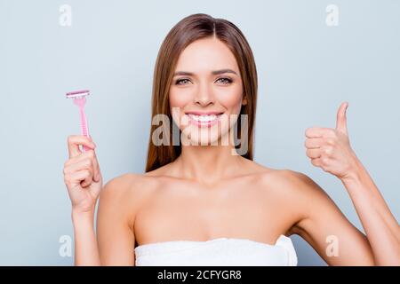 Nahaufnahme Foto Porträt von ziemlich attraktiv charmant niedlich schön Sie ihre Dame hält Rasierer in der Hand geben empfehlen nach Mit neuer Rasierklinge Stockfoto