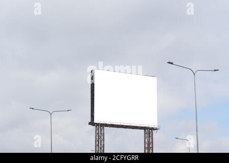 Plakatwand leer vor blauem Himmel Hintergrund für Außenwerbung Plakat. Stockfoto