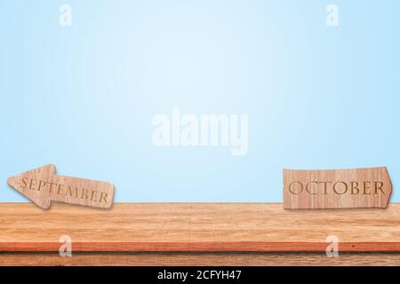 Holzschild Alphabet september und oktober auf den Tisch gestellt Holz mit blauem Hintergrund. Platz für Text kopieren. Stockfoto