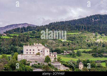 Schloss Coira (in deutscher Churburg) ist eine mittelalterliche Burg in Schluderno, Südtirol, Italien Stockfoto