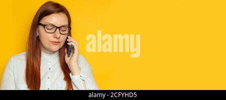 Porträt einer schönen Geschäftsfrau, die im Büro mit Copyspace telefoniert. Studioaufnahme Stockfoto