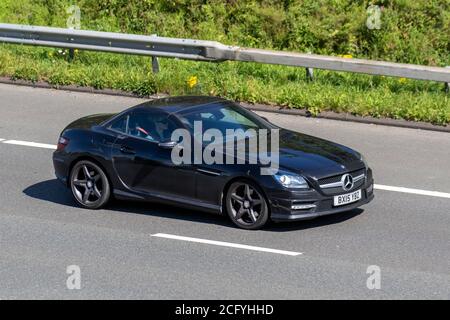 2015 schwarz Mercedes-Benz Slk250 AMG Sport CDI Blue; Fahrzeuge, Fahrzeuge, die Fahrzeuge auf britischen Straßen fahren, Motoren, Fahrzeuge auf dem Autobahnnetz der M6. Stockfoto