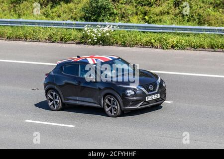 2020 schwarzer Nissan Juke Tekna Dig-T; Fahrzeugverkehr Fahrzeuge, Autos, die Fahrzeuge auf britischen Straßen fahren, Motoren, Autofahren auf der Autobahn M6. Stockfoto