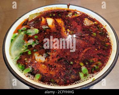 Rotes Pfefferöl schwimmt auf der Nudelsuppe Stockfoto