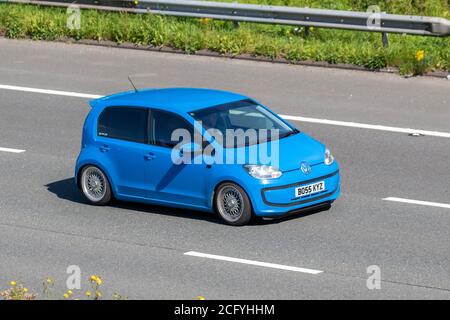 2015 blauer VW Volkswagen zieht NACH OBEN; Fahrzeuge mit fahrendem Verkehr, Fahrzeuge, die Fahrzeuge auf britischen Straßen fahren, Motoren, Fahrzeuge auf dem Autobahnnetz der Autobahn M6. Stockfoto