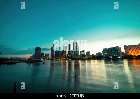 Bitexco Financial Tower Gebäude, Gebäude, Straßen, Thu Thiem 2 Brücke und Saigon Fluss in Ho Chi Minh Stadt - Diese Stadt ist ein beliebtes Touristenziel Stockfoto