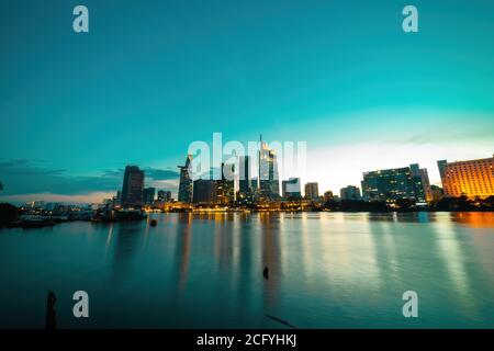 Bitexco Financial Tower Gebäude, Gebäude, Straßen, Thu Thiem 2 Brücke und Saigon Fluss in Ho Chi Minh Stadt - Diese Stadt ist ein beliebtes Touristenziel Stockfoto