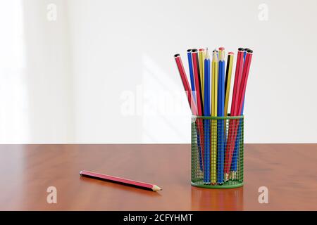 Set von Graphitstiften in einem Korb auf einem Holztisch und weißem Hintergrund. 3d-Illustration. Stockfoto