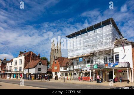 Das Zentrum von Tendterden in Kent, während Covid Einschränkungen, mit dem Rathaus mit Gerüsten bedeckt, in einer belebten Marktstadt, Großbritannien Stockfoto