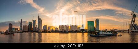 Bitexco Financial Tower Gebäude, Gebäude, Straßen, Thu Thiem 2 Brücke und Saigon Fluss in Ho Chi Minh Stadt - Diese Stadt ist ein beliebtes Touristenziel Stockfoto