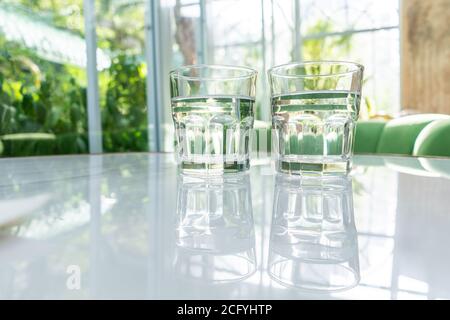 Heißes Wasser in klarem Glas am Tag Stockfoto