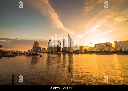 Bitexco Financial Tower Gebäude, Gebäude, Straßen, Thu Thiem 2 Brücke und Saigon Fluss in Ho Chi Minh Stadt - Diese Stadt ist ein beliebtes Touristenziel Stockfoto