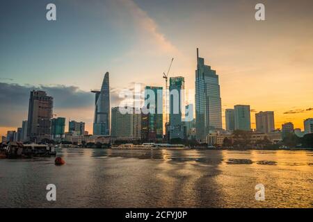 Bitexco Financial Tower Gebäude, Gebäude, Straßen, Thu Thiem 2 Brücke und Saigon Fluss in Ho Chi Minh Stadt - Diese Stadt ist ein beliebtes Touristenziel Stockfoto