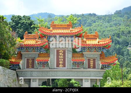 GEORGE STADT, PENANG, MALAYSIA - 29. SEPTEMBER 2015: KEK Lok Si Buddhistischer Tempel in Georgetown auf Penang Insel, Malaysia. Es ist das größte buddhistische Tem Stockfoto