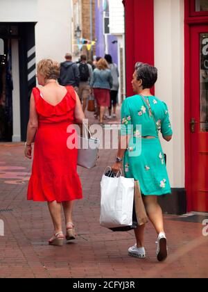 Zwei Damen, die in den Lanes einkaufen, Brighton Stockfoto