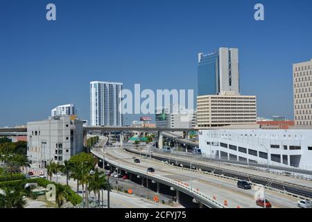 MIAMI, USA - 19. MÄRZ 2017 : Wahrzeichen der Innenstadt von Miami, Blick über die Autobahn. Stockfoto