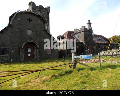 Juni 2017 - COO Palace, vor der Restaurierung. Es war früher bekannt als "Corseyard Farm and Model Dairy", in der Nähe von Borgue, Dumfries & Galloway und wurde ursprünglich von Millionär James Brown für seine Herde von Preis Belted Galloway Kühe gebaut, Brown war die Hälfte der Affleck & Brown-Partnerschaft, Eigentümer des Kaufhauses in Manchester, das einst als ‘Harrods of the North’ galt. Corseyard Farm wurde mit seiner einzigartigen Architektur und ländlichen Umgebung mit Meerblick als der aufwändigste Milchviehbetrieb der Welt angesehen. Stockfoto