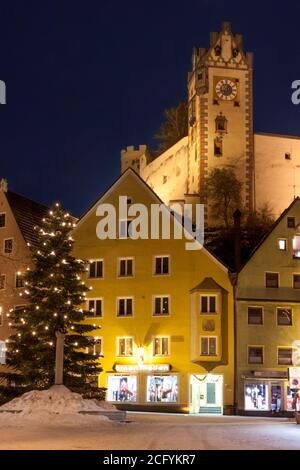 Winteransicht des Marktplatzes mit dem Hohen Schloss im bayerischen Füssen, Deutschland Stockfoto