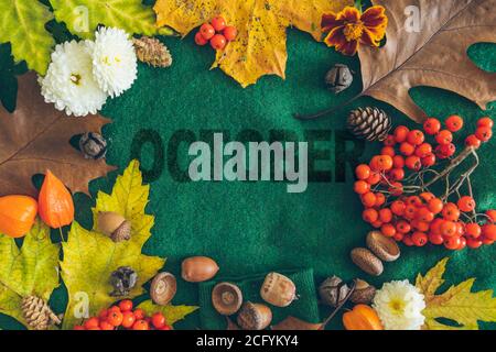 oktober Text auf grünen Stoff Textur Herbst Blätter herum Stockfoto