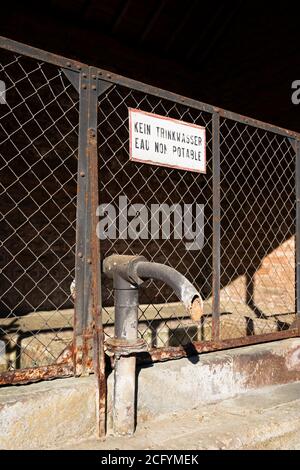 Europa, Luxemburg, Colmar-Berg, Wasserbrunnen mit Schild, auf dem steht, dass das Wasser nicht trinkbar ist Stockfoto