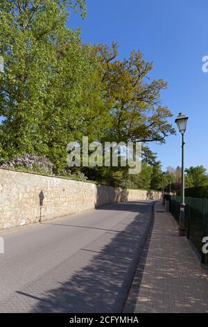 Europa, Luxemburg, Colmar-Berg, Rue de Grentzingen mit Mauer um die königlichen Gärten von Schloss Berg Stockfoto