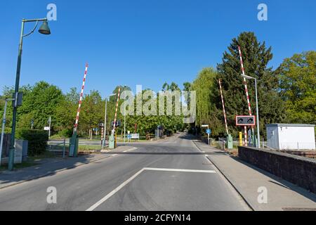 Europa, Luxemburg, Colmar-Berg, Bahnübergang auf der Rue de Mertzig Stockfoto