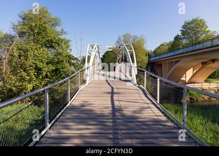 Europa, Luxemburg, Colmar-Berg, Fußgängerbrücke über die Alzette Stockfoto