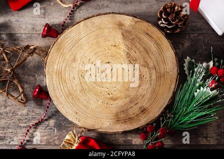 Weihnachtsschmuck und Baumstamm mockup Stockfoto