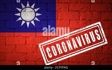 Flagge von Taiwan mit Originalproportionen. Gestempelt von Coronavirus. Backstein-Wand Textur. Corona Virus Konzept. Am Rande eines COVID-19 oder 2019-NCO Stockfoto