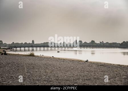 Lassen Sie sich in Ruhe am Amager Strand an einem herbstlich sonnigen Tag liegen. Herbstliche warme Farben am Amager Beach, wo sich die Menschen nach einem langen Tag entspannen. Kopenhagen Stockfoto