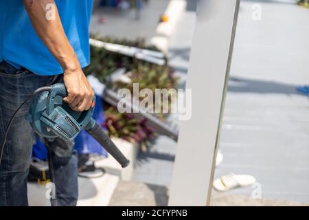 Meister putzen die Klimaanlage in einem tropischen Hotel. Stockfoto