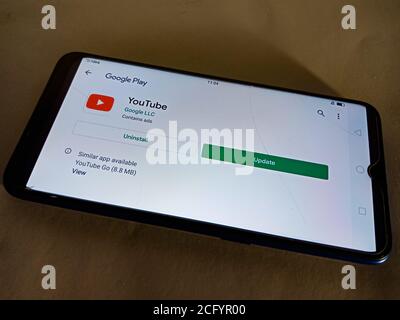 DISTRIKT KATNI, INDIEN - 04. MAI 2020: YouTube App Anwendung Software auf Smartphone-Bildschirm isoliert angezeigt. Stockfoto