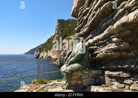 Bronzeskulptur 'Mater Naturae' des Künstlers Lello Scorzelli, platziert auf der Klippe mit Blick auf die Bucht von Lord Byron, Porto Venere, La Spezia, Italien Stockfoto