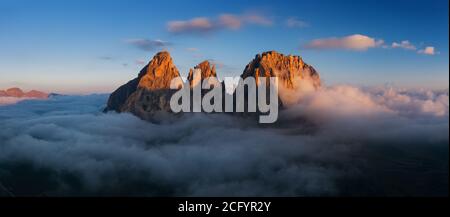 Luftaufnahme der Grohmann-spitze über Wolken, Dolomiten, Italien Stockfoto