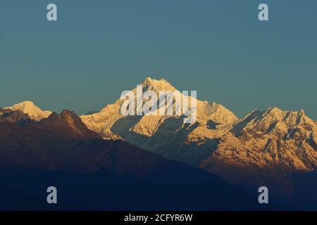 Blick auf Mt Kanchenjunga mit ersten Sonnenstrahlen fallen Auf ihm, wie von Hanuman oben in Gantok Sikkim gesehen Indien Stockfoto