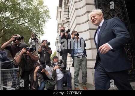 Premierminister Boris Johnson kehrt nach einer Kabinettssitzung im Foreign and Commonwealth Office (FCO) in London in die Downing Street 10 zurück. Stockfoto