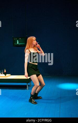 Nicole Kidman im BLAUEN RAUM von David Hare im Donmar Warehouse, London WC2 22/09/1998 frei adaptiert aus 'der Reigen' von Arthur Schnitzler Design: Mark Thompson Beleuchtung: Hugh Vanstone Regie: Sam Mendes Stockfoto