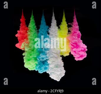 Farbige Acryl-Tinte Mischen in Wasser isoliert auf schwarzem Hintergrund. Abstrakter Kunsthintergrund. Stockfoto