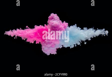 Farbige Acryl-Tinte Mischen in Wasser isoliert auf schwarzem Hintergrund. Abstrakter Kunsthintergrund. Stockfoto