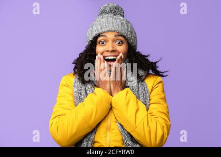 Aufgeregt African Girl In Winterkleidung Schreien Omg, Studio Shot Stockfoto