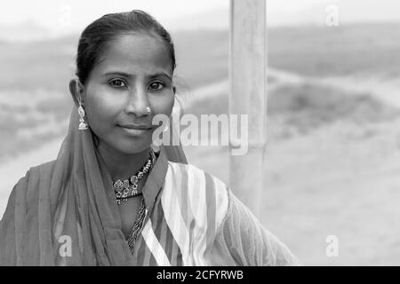 Portrait der nomadischen Zigeunerin in bunten ethnischen Kleidung in Thar Wüste in der Nähe von Pushkar, Rajasthan, Indien. Stockfoto