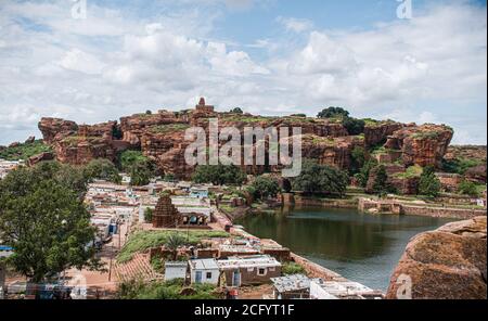 Landschaftsansicht von badami Tempeln und Höhlen auf roten Sandsteinhügeln. Stockfoto