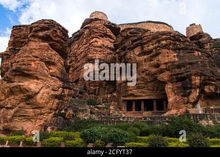 Weitwinkelaufnahme des Weltkulturerbes mit Sandsteinbergen in badami, Karnataka Stockfoto