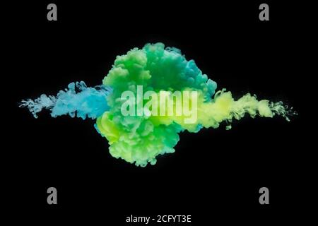 Farbige Acryl-Tinte Mischen in Wasser isoliert auf schwarzem Hintergrund. Abstrakter Kunsthintergrund. Stockfoto