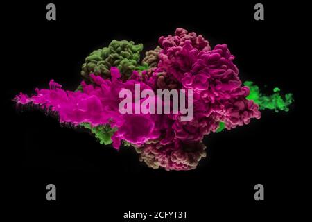 Farbige Acryl-Tinte Mischen in Wasser isoliert auf schwarzem Hintergrund. Abstrakter Kunsthintergrund. Stockfoto