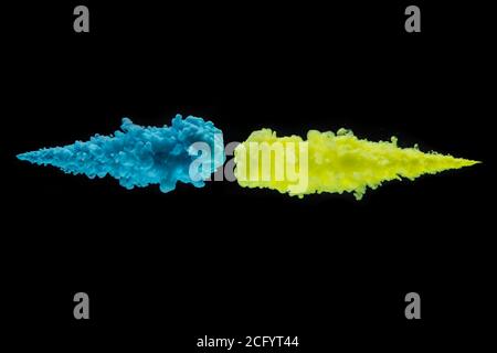 Farbige Acryl-Tinte Mischen in Wasser isoliert auf schwarzem Hintergrund. Abstrakter Kunsthintergrund. Stockfoto